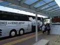 Autobus ATVO Express per l'aeroporto di Venezia. Persone in attesa alla fermata.