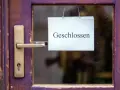 Tür mit Schild "Geschlossen". Wahrscheinlich wegen Karfreitag feiertag?
