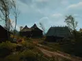 Wiedźmin Geralt na koniu wjeżdża do zniszczonej wioski. W tle widać chaty, jakby po wydarzeniach z "Oko za oko" w Wiedźminie 3.