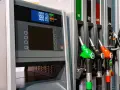 Dystrybutor paliw z wyświetlaczem DCI, oferujący 95, DD Euro, LPR i LPG. Dostępne różne rodzaje paliwa.