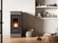 Stufa a pellet moderna con fiamma viva. Un'idea per scegliere la stufa a pellet perfetta per il tuo soggiorno.