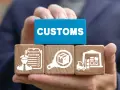 Klocki z symbolami celnymi i napisem "CUSTOMS" ilustrują proces odprawy towarów importowanych.