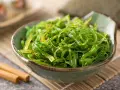Miseczka zielonej sałatki z wodorostów wakame, idealna do sushi. Prosty wakame przepis na zdrową przekąskę.
