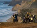 Para motocyklistów odpoczywa na klifie, podziwiając dzikie wybrzeże Algarve. Ich motocykle gotowe do dalszej podróży.