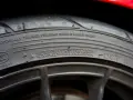 Nahaufnahme eines Reifens. Die Beschriftung "ROTATION" mit Pfeilen zeigt die Laufrichtung an.