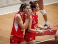 Dwie siatkarki Polski w czerwonych strojach dyskutują na boisku. Emocje podczas meczu Polska-Niemcy.