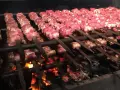 Spiedini di carne su brace ardente, pronti per la bombette pugliesi ricetta.