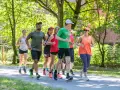 Eine Gruppe von Läufern genießt eine gemeinsame Trainingseinheit in Berlin. Die Laufgruppen Berlin sind aktiv und motiviert.