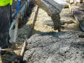Wylewanie betonu B25 na placu budowy. Sprawdzamy beton b25 cena za m3.