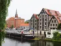 Bydgoszcz w jeden dzień: zabytkowe kamienice, rzeka i pomnik na barkach.