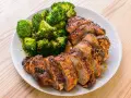 Filet mignon air fryer, tranché et servi avec du brocoli rôti. Un repas sain et savoureux.