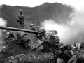 Soldados en acción, un resumen de la guerra de Corea. Humo y combate en un paisaje montañoso.