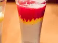 Warstwowy drink z sokiem bananowym, malinowym i żółtym musem. Idealny na orzeźwienie.