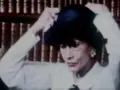 Coco Chanel, con un cappello, in un momento che precede la sua morte.