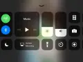 Centrum sterowania iPhone'a z opcjami Wi-Fi, Bluetooth, muzyki i Screen Mirroring. Aby włączyć AirPlay, szukaj ikony Screen Mirroring.