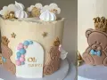 Söt gender reveal tårta med nallebjörnar, moln och stjärnor. Ett perfekt recept för att avslöja om det blir en flicka eller pojke!