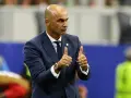 Roberto Martínez, trener Portugalii, pokazuje dwa kciuki w górę, wyrażając aprobatę.