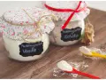 Zwei Gläser mit selbstgemachtem Vanillepuddingpulver und Schokopulver, liebevoll verziert. Perfekt zum vanillepuddingpulver selber machen.