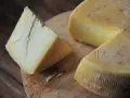 Ser dojrzewający, którego produkcja opiera się na podpuszczce, pokrojony na desce.