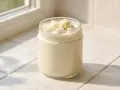 Ein Glas Kefir mit lebenden Kulturen, bereit für die Zubereitung von Kefir-Brot.