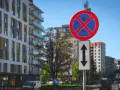 Czy zakaz parkowania dotyczy chodnika? Sprawdź, zanim zaparkujesz