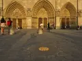 Devant Notre-Dame, le point zéro altitude marque le centre de Paris. Des visiteurs admirent la façade.