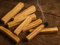 Un palo santo arde, liberando humo aromático. Así es de donde sale el palo santo, de la madera sagrada.