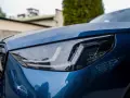 Błyszczący, niebieski lakier BMW z reflektorem LED. To właśnie autodetailing co to znaczy, że samochód wygląda jak nowy.