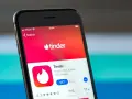 Aplikacja Tinder na ekranie smartfona. Szukasz swojego idealnego match tinder?