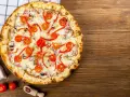 Apetyczna pizza z pomidorkami i papryką, idealna na wieczór. Czy zastanawiałeś się nad pizza hut kalorie?
