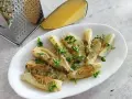 Pieczony koper włoski jak jeść? Podany z parmezanem i natką pietruszki, idealny jako dodatek.