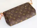 Elegancka, mała torebka Louis Vuitton z monogramem. Idealna na wieczorne wyjścia.