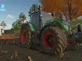 Zielony traktor Fendt z pługiem na polu jesienią, z logo Farming Simulator 23.
