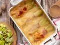 Gratin de poireaux au jambon, doré et crémeux, prêt à être dégusté. Une recette réconfortante.