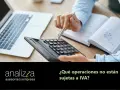Manos calculando en una oficina. Descubre qué operaciones no están sujetas por reglas de localización, para optimizar tu negocio.
