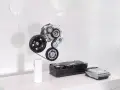 Elementy układu napędowego 1.5 TSI mHEV: alternator, koła pasowe, moduł sterujący i bateria.