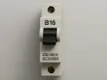 Wyłącznik nadprądowy B16, 230/400V. Dowiedz się, jak podłączyć bezpiecznik B16, aby zapewnić bezpieczeństwo instalacji elektrycznej.