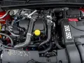Silnik 1.5 dCi z widocznymi przewodami, turbosprężarką i filtrem powietrza.