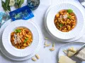Due piatti di gnocchetti alla campidanese, un assaggio di Sardegna con sugo di salsiccia e pomodoro, guarniti con basilico e parmigiano.