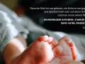 Zarte Füße eines Neugeborenen, umgeben von weichen Stoffen. Der Text zitiert Jesaja 9,5: "Wunderbarer Ratgeber, starker Gott, Ewig-Vater, Friedefürst.