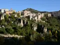 La ruta San Julián el Tranquilo en Cuenca: casas colgadas sobre riscos, vegetación frondosa y un cielo azul.