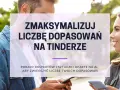 Para z telefonami, uśmiechnięci, z napisem "Zmaksymalizuj liczbę dopasowań na Tinderze". Porady na Tinderze.