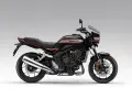 Czarny motocykl Honda CBR 1000F z czerwonymi i srebrnymi akcentami, gotowy na przygodę.