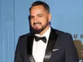 Agustin Egurrola, znany z dynamicznych choreografii, w eleganckim smokingu. Jego pochodzenie dodaje mu unikalnego charakteru.
