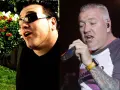 Steven Harwell w okularach przeciwsłonecznych śpiewa na tle ogrodu, obok Steven Harwell z tatuażami trzyma mikrofon na scenie.