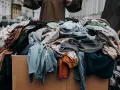Gdzie oddać ubrania w Warszawie? Sprawdź najlepsze miejsca na darowizny