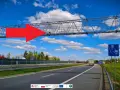 Czerwona strzałka wskazuje na bramownicę z kamerami odcinkowego pomiaru prędkości nad autostradą A4.
