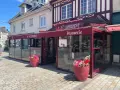 Brasserie Le Normandie, un lieu idéal pour déguster un bon pont l'évêque, fromage au goût unique. Fleurs colorées devant.