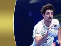 Piłkarz ręczny Nantes klub w akcji, z piłką w dłoni.