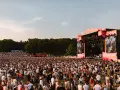 Tłum ludzi na festiwalu Bittersweet 2026, podziwiający scenę z wielkim ekranem i artystami. Słońce zachodzi, tworząc ciepłą atmosferę.
